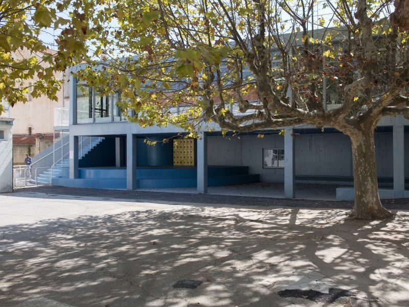 Un "rocher robuste" en béton pour une cantine scolaire varoise
