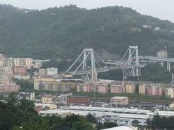 La maquette du pont de Gênes par Renzo Piano s'effondre lors de sa présentation