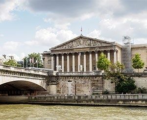 Huit syndicats réclament la "suspension" de la réforme de la Fonction publique