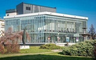 L'envers du décor de la façade rythmée du théâtre Maurice Novarina