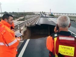 Effondrement partiel d'un pont autoroutier en Sardaigne (Italie)