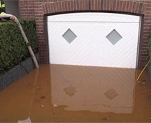 Les portes et portes de garage AquaLOCK® résistent aux inondations et aux montées des eaux