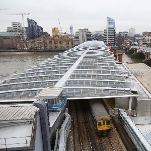 Londres : record du plus grand pont solaire