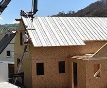 Construction d'une maison ossature bois avec les panneaux de toiture Trilatte 3D