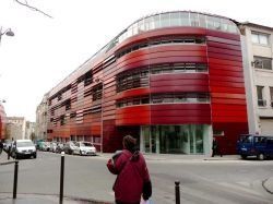 Une résidence enveloppée de lames mobiles et colorées (diaporama)