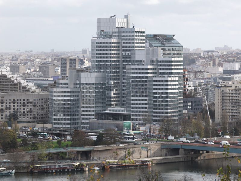 Trois tours formées de pétales renaissent à Boulogne-Billancourt