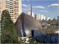 Une cathédrale se loge dans une double coque en bois