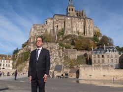 Mont-Saint-Michel : après 10 ans de travaux, François Hollande inaugure la "merveille architecturale"
