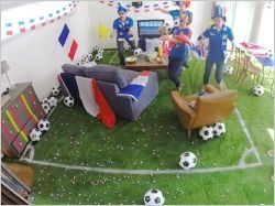 Un salon se transforme en stade de foot en 90' chrono !