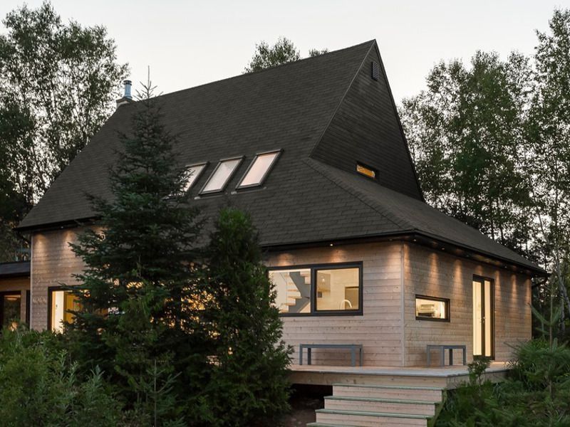 Un chalet canadien en bord de Lac, ouvert à la lumière