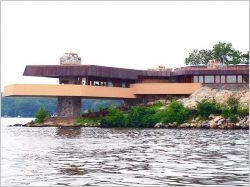 Une villa posée sur un lac imaginée par Frank Lloyd Wright