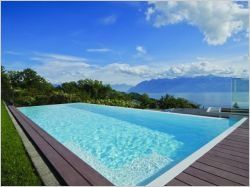 Une piscine à débordement sur le lac Léman