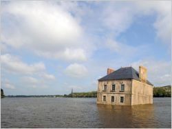 Une maison comme une épave échouée en plein milieu de la Loire