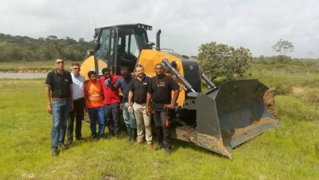 Un bouteur Case entretient la base spatiale de Kourou en Guyane