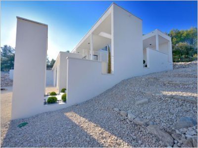 Une villa moderne encastrée dans la roche