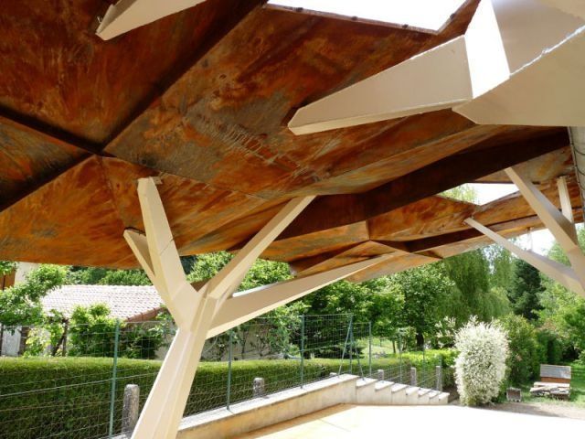 Un abri de garage comme un arbre géant en acier plié