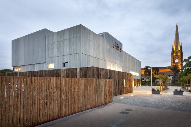 La façade en béton brut de l'auditorium de Marciac au coeur d'une querelle d'architectes