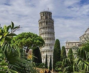 En Italie, la Tour penchée de Pise penche un tout petit peu moins