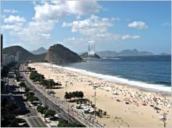 Une cascade jaillit d'une tour à Rio