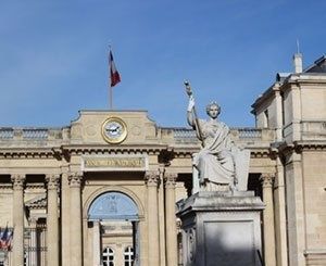 L'Assemblée débattra ce week-end sur la loi logement malgré les protestations à droite et à gauche