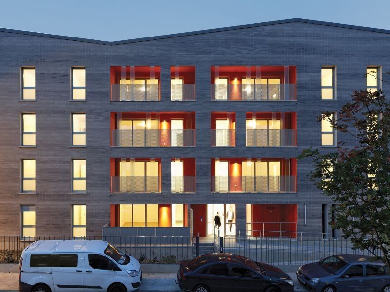 Trois immeubles aux loggias colorés donnent du rythme à un quartier