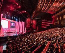 Inauguration d'un nouveau centre géant pour les congrès à Paris