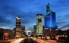 La Tour First dévoile son sommet en lumière