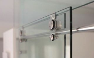 A la recherche de systèmes de fixation pour vos portes en verre ? Découvrez nos produits !