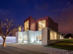 Une villa multi-facettes habilement mise en lumière