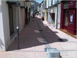 Une rue commerçante retrouve sa jeunesse grâce au béton bouchardé  (diaporama)