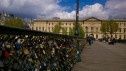 A Paris, les travaux débutent pour délester le Pont des Arts de ses " cadenas d'amour "