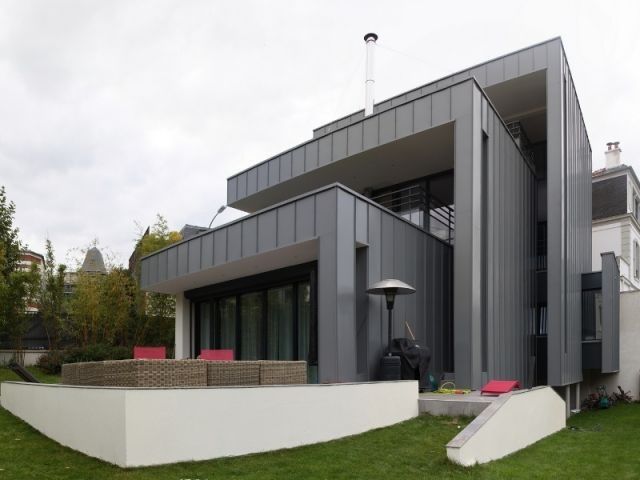 Maison neuve : trois blocs en zinc, trois terrasses