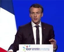 Macron défend ses projets pour les collectivités devant les maires