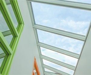 Les verrières modulaires VELUX apportent lumière naturelle et confort dans les bâtiments tertiaires