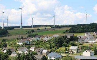 Transition énergétique : les éoliennes repoussées deux fois plus loin des habitations