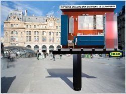 Ikea installe une salle de bains... sur le parvis d'une gare de Paris