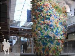 Une sculpture participative en sacs de plastique à la Gare Saint-Lazare