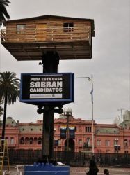 Un logement en bois suspendu dans le vide en plein Buenos Aires