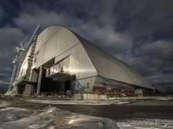 Tchernobyl : la super-arche de confinement poussée en place