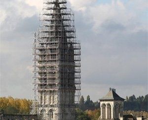 Layher habille les 64 mètres du Grand Clocher de l'église abbatiale de Beaulieu-lès-Loches (37)