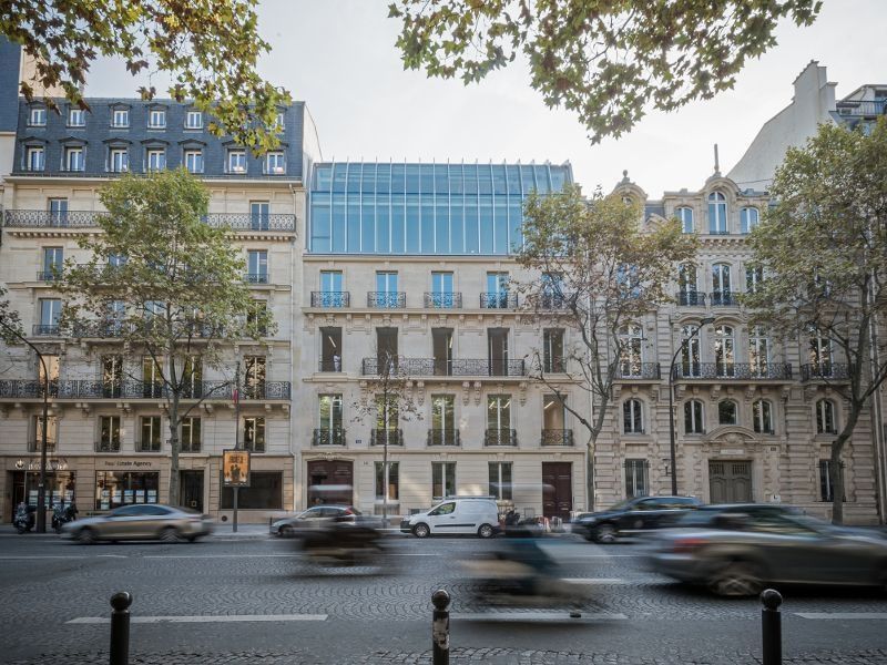 Dans une artère historique parisienne, une touche de modernité
