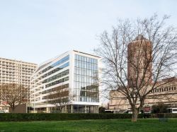 Silex 1, doté d'une façade en corian, illumine Lyon Part-Dieu