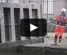 Mise à sec du canal Saint-Martin. Episode 1 : installation d'un barrage étanche