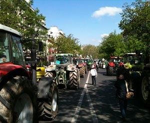 Les agriculteurs bloquent un premier dépôt de carburant