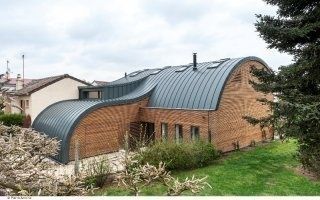 L'alliance de l'aluminium, du zinc et du bois pour une maison qui fait des vagues