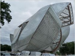 Opération délicate sur les vitrages de la Fondation Vuitton