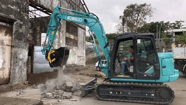 Un godet MB Crusher à l'"uvre dans un moulin à sucre de La Réunion