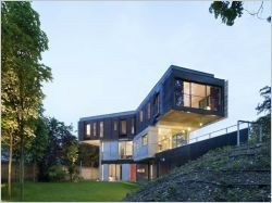 Une maison contemporaine perchée sur une grotte