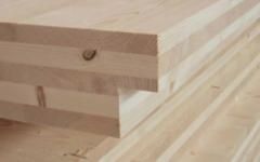 Panneaux de bois massif : les avantages selon Woodeum