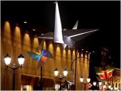 Des origamis d'acier s'envolent dans une rue moscovite